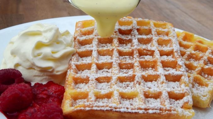 Apfel-Zimt-Waffeln mit Vanillesauce