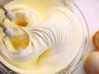 Fantastische Raffaello-Creme für alle möglichen Desserts