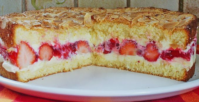 Pellwormer Bienenstich mit Erdbeeren Pellwormer Bienenstich mit Erdbeeren