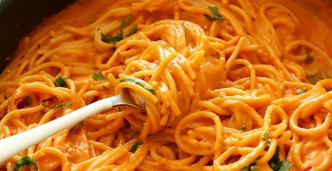 Spaghetti in roter Paprikasauce