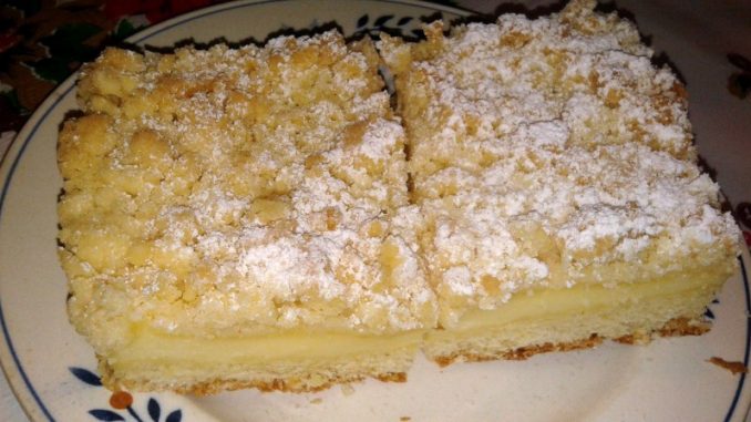 Streuselkuchen mit Pudding gefüllt