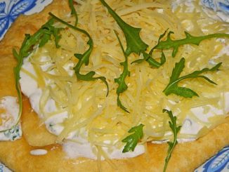 Ungarische Langos mit Knoblauchcreme und Käse