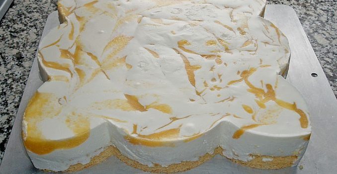 kasesahnetorte-mit-pfirsichen