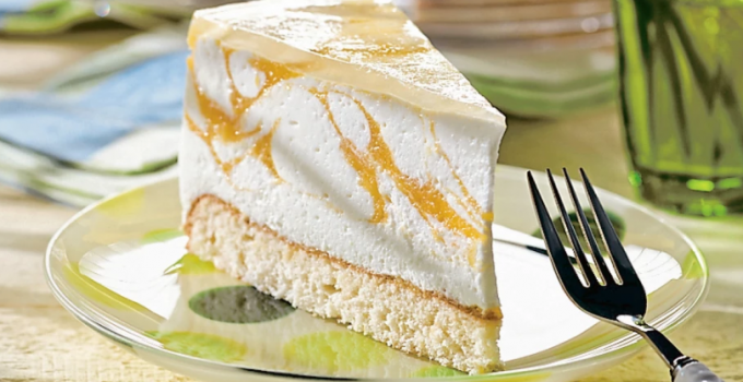 Wolkige Käsesahnetorte mit Pfirsichpüree