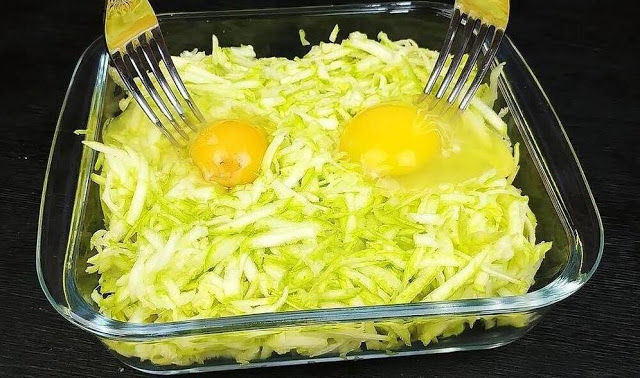 Zucchini und zwei Eier, köstliches Mittagessen mit 3 Zutaten