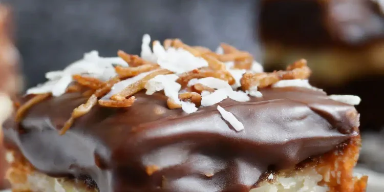 Meine Oma nannte diesen „Schokoladen-Himmelskuchen“, obwohl er einen anderen Namen hat, und jetzt weiß ich warum! Zu gut!