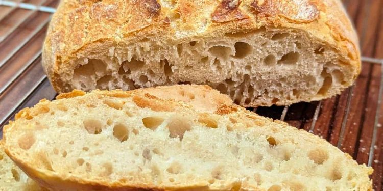 Einfaches Brot selber backen: Dieses tolle Brot besteht aus nur 4 Zutaten und wird dich auch als Koch- und Backanfänger total begeistern