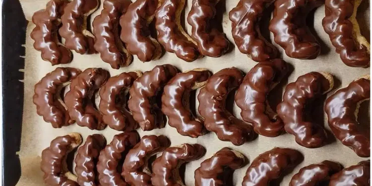 Paradiesische Walnuss-Hörnchen mit Schokoladenbuttercreme