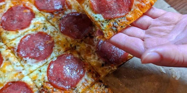 Du hast spontan Lust auf eine richtig leckere Pizza? Dann probiere unbedingt diese knusprige Blätterteig-Pizza mit herzhafter Salami.