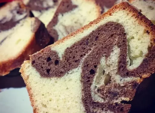 Marmorkuchen: Dies ist ein herrlicher Kuchen mit dem Geschmack von Mandeln und Schokolade, der fast wie ein Rührkuchen aussieht.