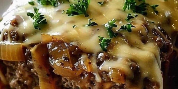 Französischer Hackbraten mit Zwiebeln und geschmolzenem Schweizer Käse aus dem Crockpot
