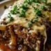 Französischer Hackbraten mit Zwiebeln und geschmolzenem Schweizer Käse aus dem Crockpot