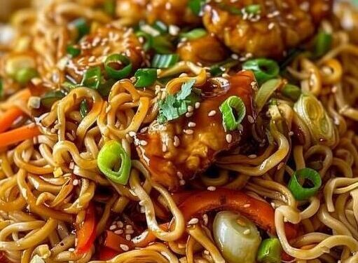 Gebratene Nudeln mit 200g Hähnchenfleisch und 150g Woknudeln