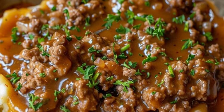 Hackfleisch mit Bratensauce auf cremigem Kartoffelpüree