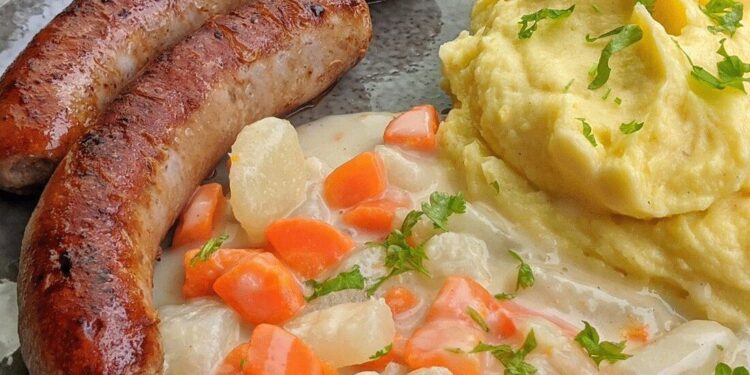 Bratwurst mit Kartoffelpüree und Gemüse