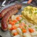 Bratwurst mit Kartoffelpüree und Gemüse