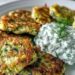 Zucchinipuffer mit Feta Knoblauch und Tzatziki in 15 Minuten