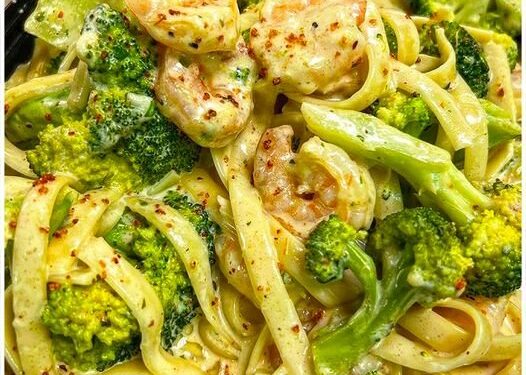 Tagliatelle mit Brokkoli und 250 g Garnelen in cremiger Sauce