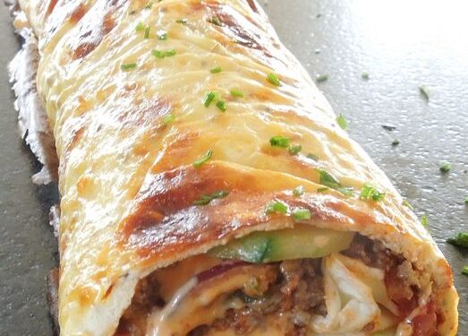 Ich nehme 1 Rolle Blätterteig mit 400 gr Rinderhack einfach köstlich