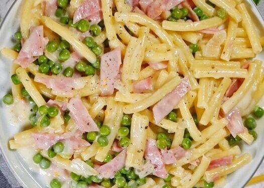 Makkaroni mit Schinken und 200g Erbsen sowas von leckeer!