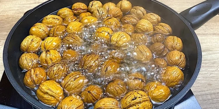 Legen Sie eine Walnuss in kochendes Wasser!