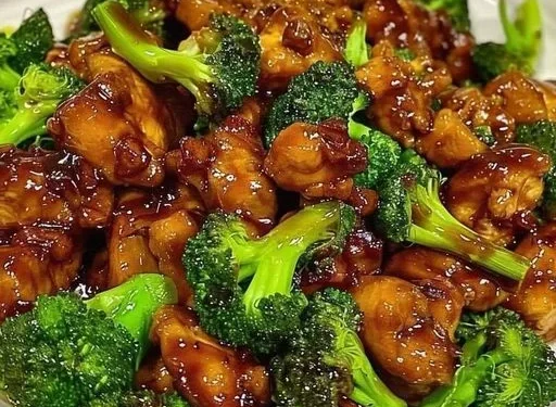 Asiatisches Hähnchen mit 300 g Brokkoli in 15 Minuten zubereitet