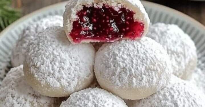 Schneekekse mit Mandeln gefüllt mit Himbeeren