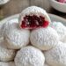 Schneekekse mit Mandeln gefüllt mit Himbeeren