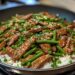 Knoblauch-Rindfleisch-Pfanne mit grünen Bohnen und Reis