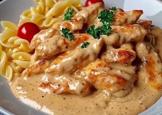 Hähnchenstreifen mit 250g Nudeln in Sahnesauce