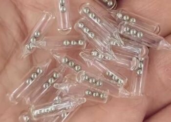 Ein Paket wurde für mich geliefert: kleine Glasröhrchen mit drei winzigen Kugellagern darin.