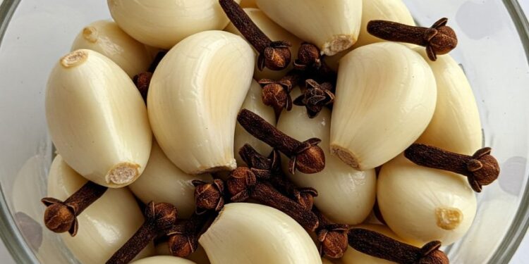 Die Tugenden der Mischung aus Nelken, Knoblauch und Honig