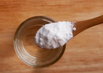 Welche Rolle spielt Natron bei der Behandlung von Flecken im Gesicht?