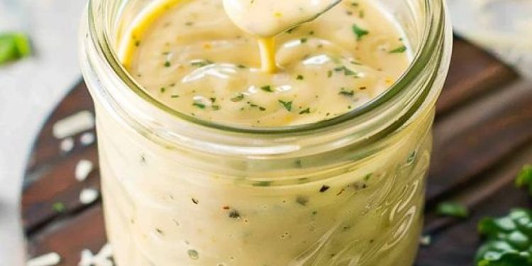 Himmlisches Salatdressing: Cremig, würzig und besser als im Restaurant