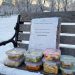 Ein armer, alleinerziehender Vater von drei Kindern hinterließ Decken und Essen auf einer Bank für Obdachlose
