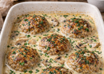 Ofenfrikadellen in Champignon-Rahmsoße – fertig in 20 Minuten!