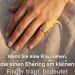 Wenn Sie eine Frau sehen, die einen Ehering am kleinen Finger trägt, bedeutet das Folgendes
