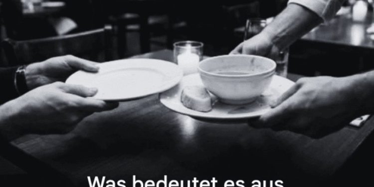Was die Psychologie darüber verrät, wenn jemand dem Kellner beim Abräumen des Tisches hilft.