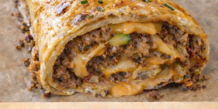 Hackfleisch-Käserolle aus dem Ofen