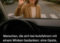 Menschen, die Fahrern mit einer Handbewegung danken: eine Geste, die laut Psychologie viel über ihre Persönlichkeit aussagt