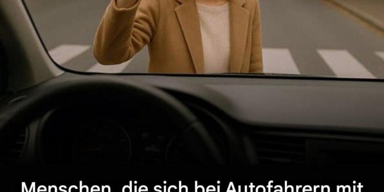 Menschen, die Fahrern mit einer Handbewegung danken: eine Geste, die laut Psychologie viel über ihre Persönlichkeit aussagt