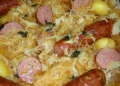 Bratwurst mit Sauerkraut und Kartoffeln – Ein traditionelles Familienrezept