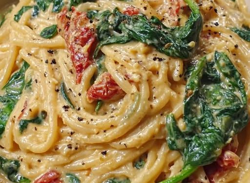 Spaghetti mit Spinat und cremiger Sauce aus getrockneten Tomaten
