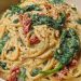 Spaghetti mit Spinat und cremiger Sauce aus getrockneten Tomaten
