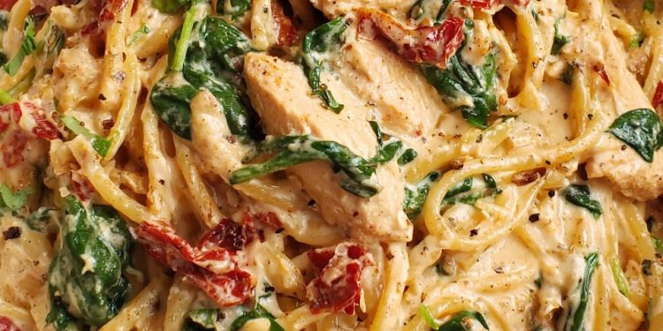 Spaghetti mit Spinat und Hähnchen in cremiger Sauce aus getrockneten Tomaten