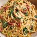 Spaghetti mit Spinat und Hähnchen in cremiger Sauce aus getrockneten Tomaten