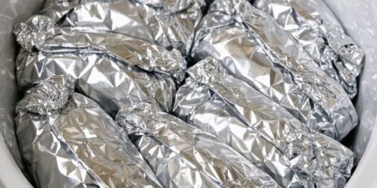 Omas geheime Waffe für das Sonntagsessen. Nur 5 Zutaten, fest eingewickelt. Der Duft, wenn du die Folie öffnest, verändert alles