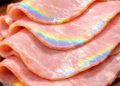 Dieser regenbogenartige Schimmer auf Aufschnittschinken mag hübsch aussehen, aber so erkennen Sie, ob Ihr Fleisch wirklich sicher ist