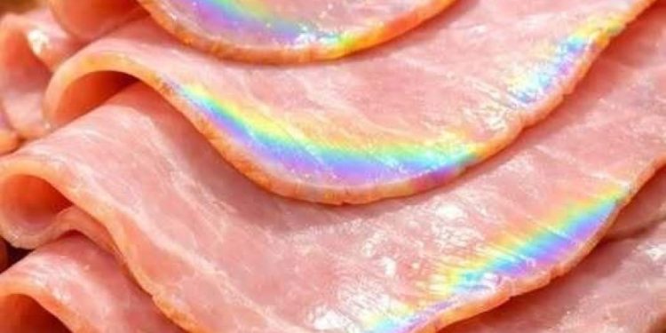 Dieser regenbogenartige Schimmer auf Aufschnittschinken mag hübsch aussehen, aber so erkennen Sie, ob Ihr Fleisch wirklich sicher ist