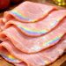 Dieser regenbogenartige Schimmer auf Aufschnittschinken mag hübsch aussehen, aber so erkennen Sie, ob Ihr Fleisch wirklich sicher ist